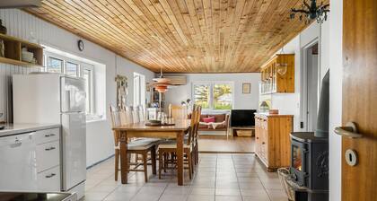 Nice home in HarboĂžre with WiFi