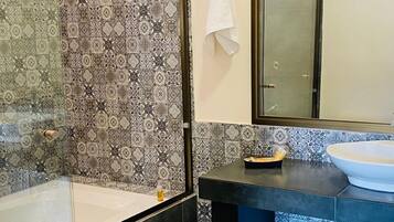 Chambre Romantique | Salle de bain | Savon, shampoing, papier toilette
