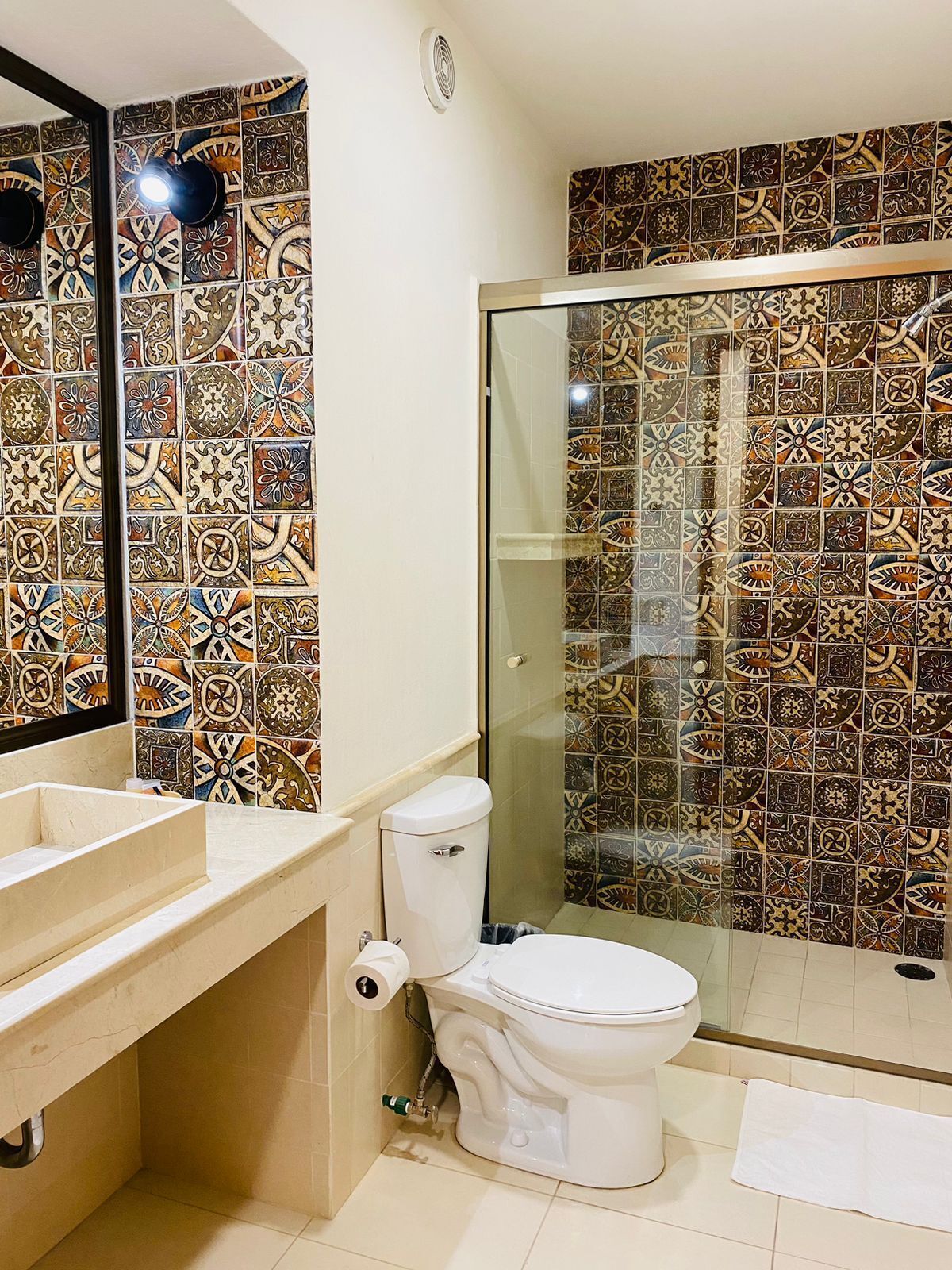 Een badkamer met toilet, wastafel en douche.