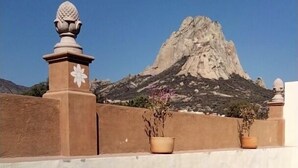 Une terrasse sur le toit offrant une vue sur une montagne rocheuse.