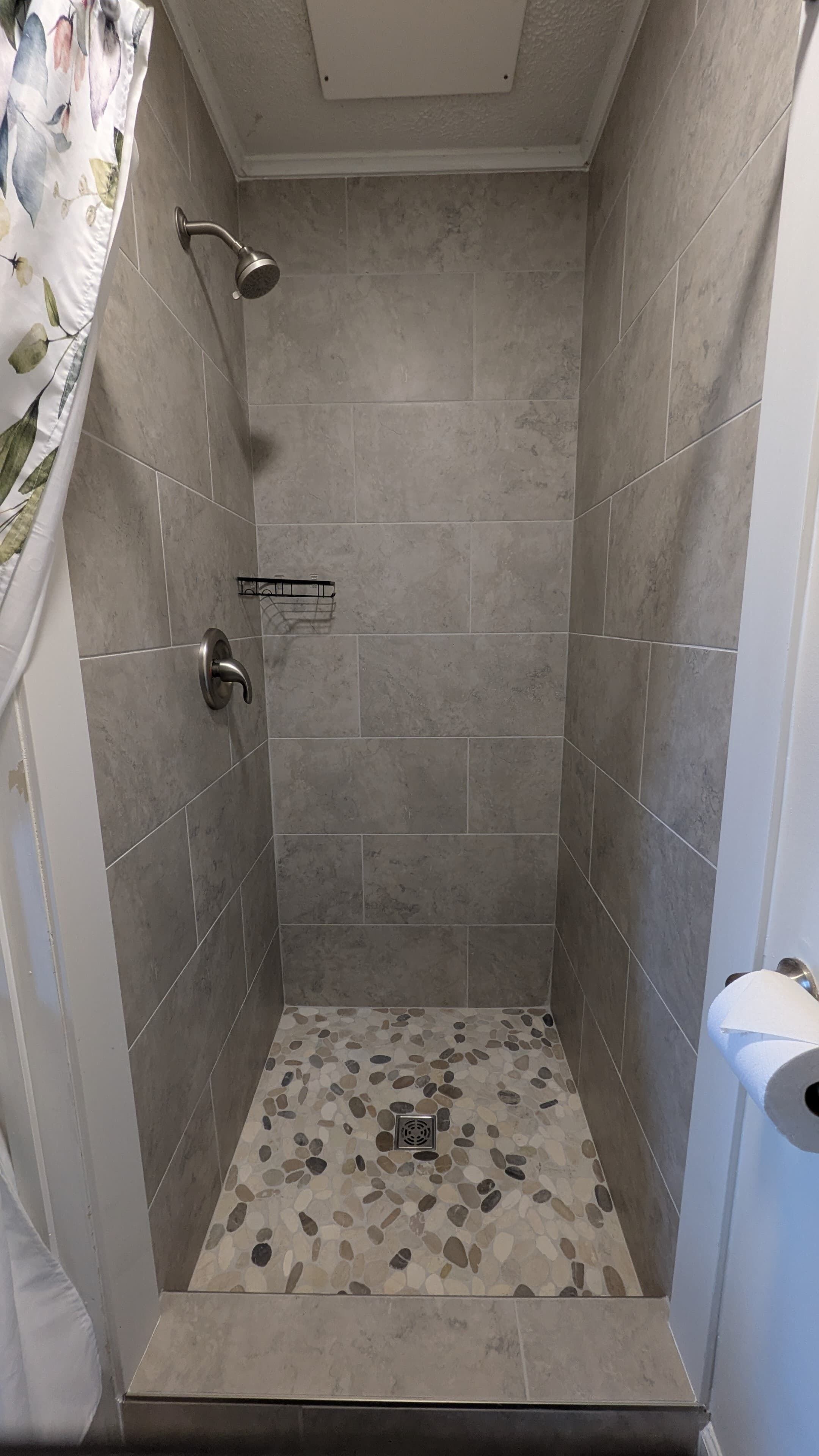 Douche, séchoir à cheveux, serviettes fournies, savon