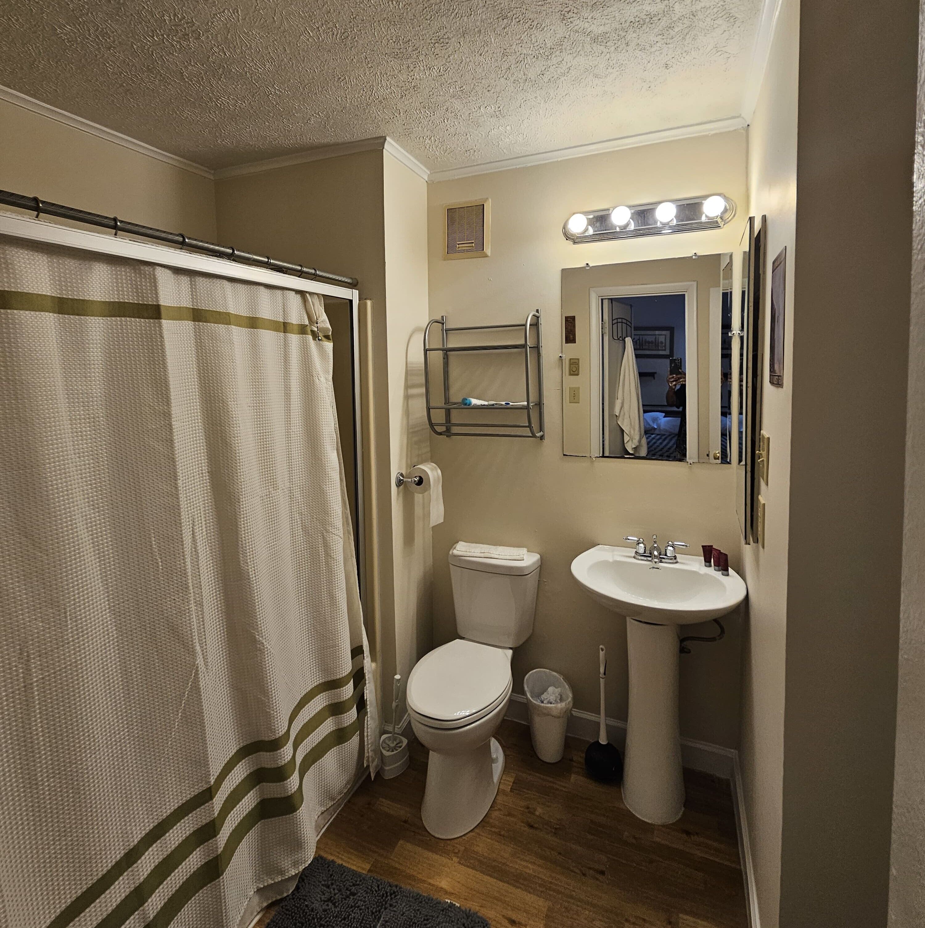 Sèche-cheveux, serviettes fournies, savon, shampoing