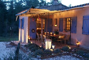 Outdoor dining - Calme Absolu sur 15 Hectares Privés en Colline, Animaux Admis, Piscine Chauffée (Mazaugues)