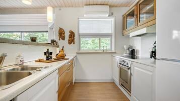 Fridge, oven, stovetop, dishwasher