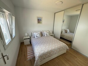 1 chambre, coffre-fort, bureau, fer et planche à repasser