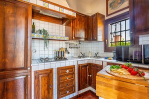 Réfrigérateur, micro-ondes, plaque de cuisson, lave-vaisselle