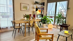 Dining - Cosy, bright, quiet apartment (Montreuil)