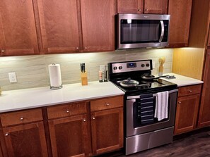 Kylskåp, mikrovågsugn, ugn och spishäll