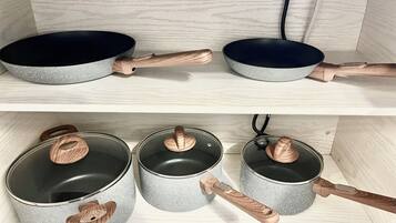 Asciugacapelli, asciugamani, sapone, carta igienica