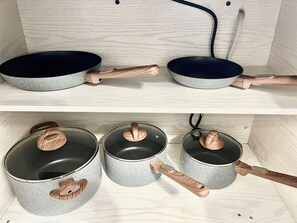 Hårføner, håndklær, såpe og toalettpapir