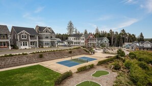 A residential area with houses, a tennis court, and a golf course. - Seabrook Cabin - Private HotTub & Backyard, 10 minute Walk to Town, Dog Friendly (Pacific Beach)