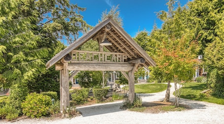 Property grounds. Seabrook Cabin - 10 minute Walk to Town, Private Hot Tub & Yard, Dog Friendly