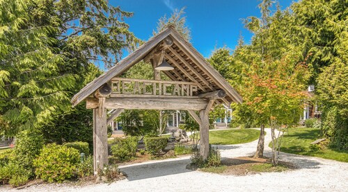 Seabrook Cabin- Private Yard & HotTub, 10 minute walk to town, Dog Friendly