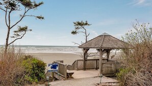 A wooden gazebo with a sloped roof overlooking a beach. - Seabrook Cabin - Private HotTub & Backyard, 10 minute Walk to Town, Dog Friendly (Pacific Beach)