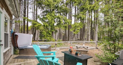 Cozy Seabrook Cabin- Private Yard & HotTub, Dogs OK, 15min. walk to town & beach