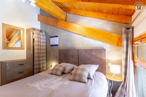 2 bedrooms, iron/ironing board, travel cot, free WiFi