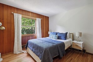 4 bedrooms, iron/ironing board, WiFi, bed sheets