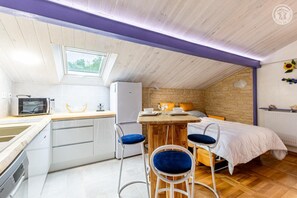 Réfrigérateur, micro-ondes, four, plaque de cuisson