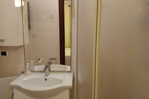 Shower, bidet, towels - P037- Porto Recanati, comfortable three-room apartment with air conditioning (Porto Recanati)