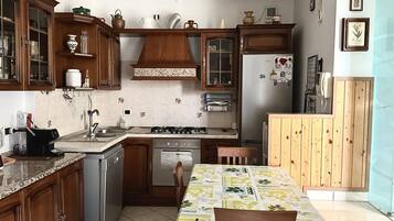 Refrigerador, horno, lavavajillas y comedor
