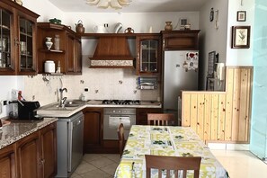 冰箱、烤箱、洗碗机、餐桌