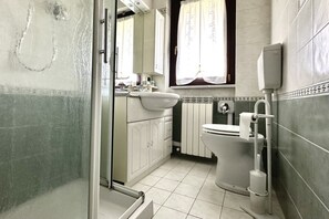 Douche, bidet, serviettes fournies