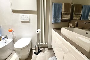 Shower, bidet, towels - P036 - Porto Recanati, brand new studio apartment in the center (PORTO RECANATI)