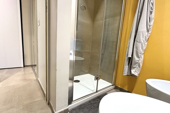 Een douche, een bidet, handdoeken