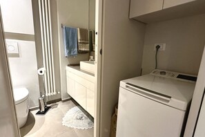 Een douche, een bidet, handdoeken