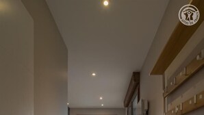 Een moderne keuken met een raam, een zithoek met een bank, en uitzicht op de omgeving.