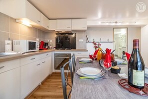 Frigorífico, microondas, horno y placa de cocina