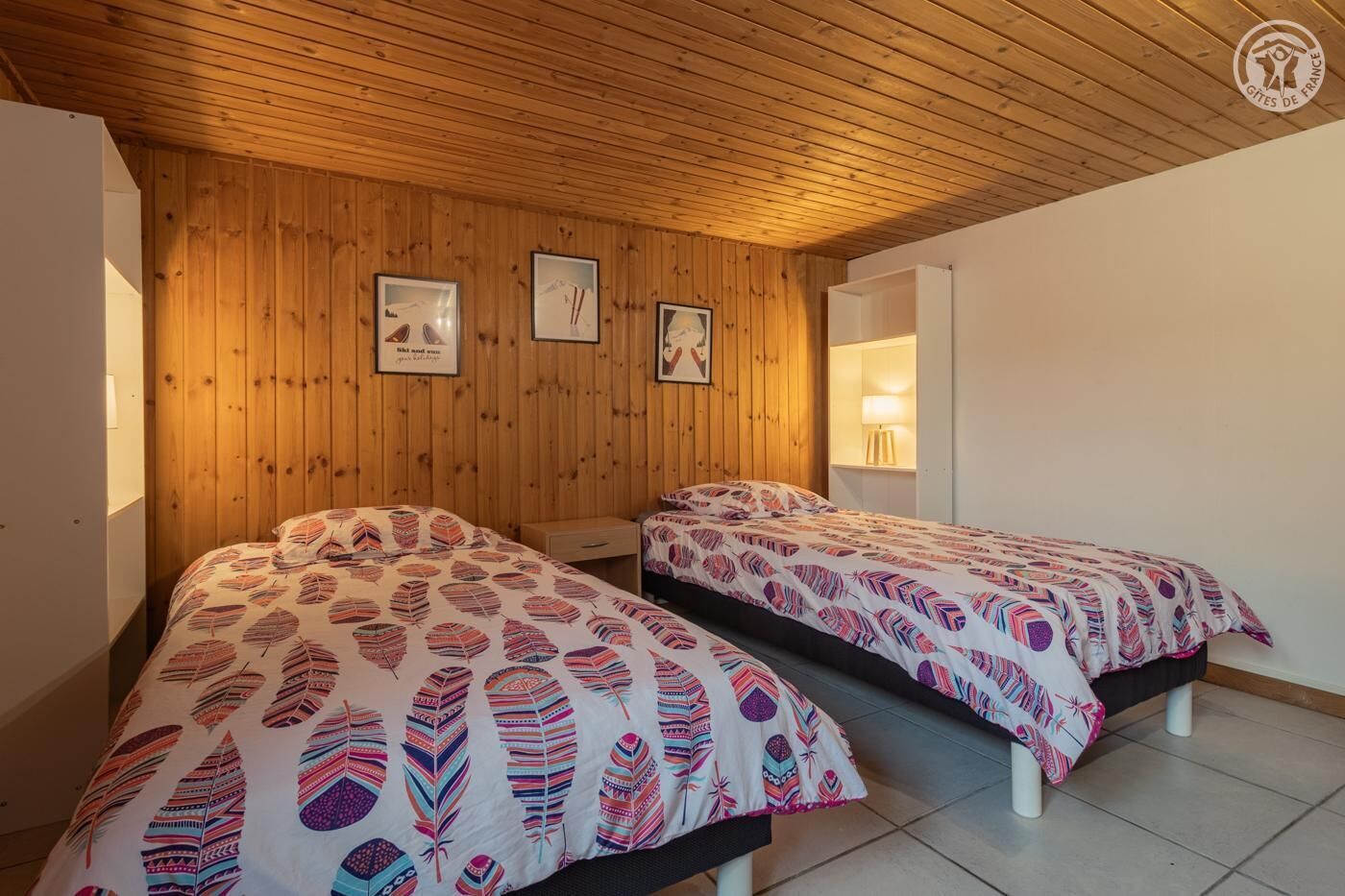 2 quartos, ferros/tábuas de passar roupa, berço de viagem