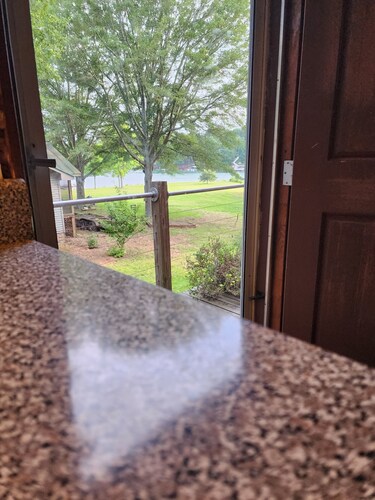 Hartwell Lake Vacation Retreat