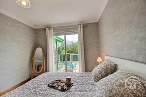 1 habitación, tabla de planchar con plancha y ropa de cama 