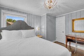 5 slaapkamers, een bureau, een strijkplank/strijkijzer, reisbedje