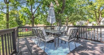 Very Spacious! Game Room, Swing Set, Deck, Yard, Outdoor Fun + Sleeps 16