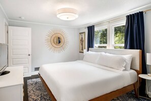 5 soverom, skrivebord, strykejern/-brett og reiseseng for barn