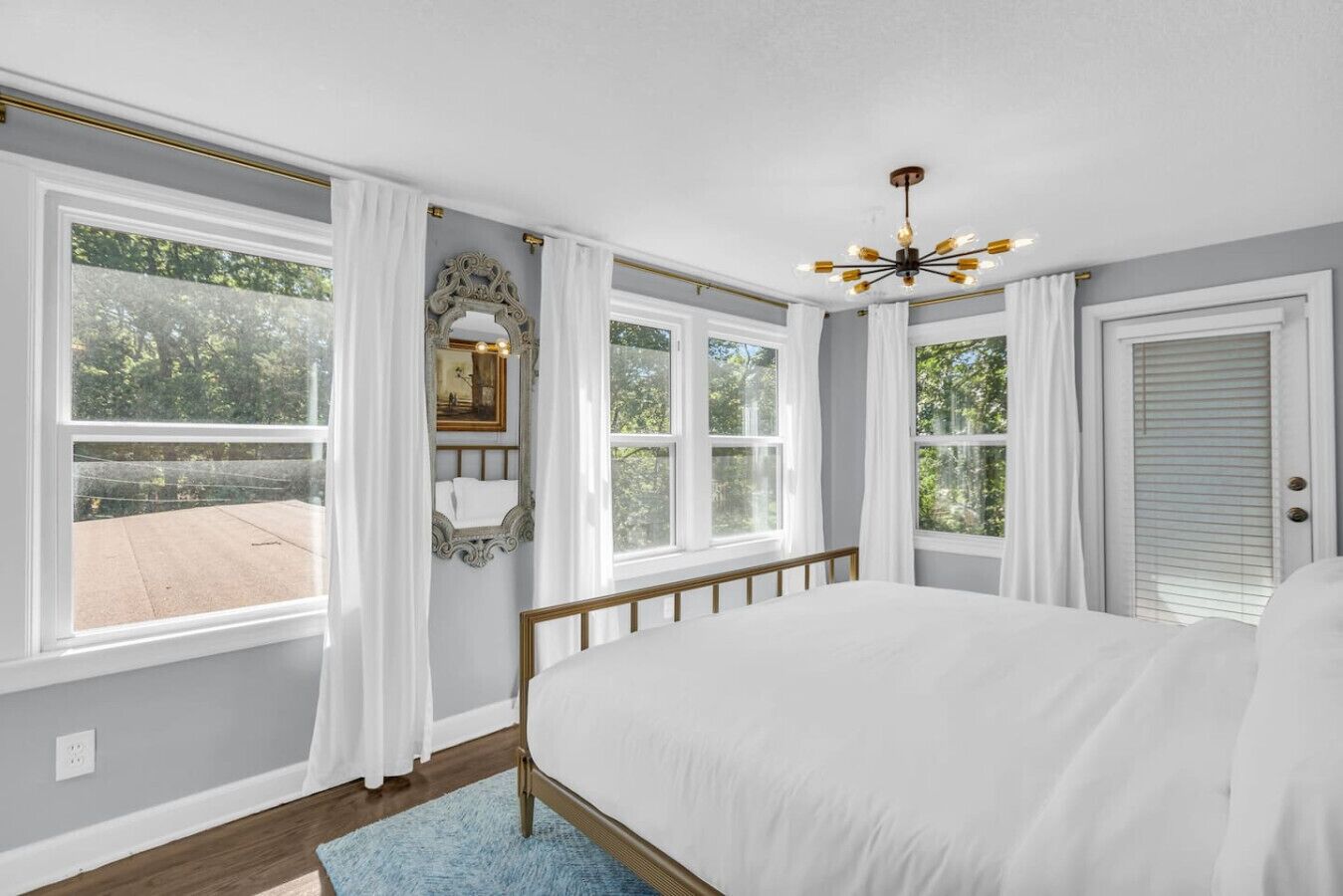 5 chambres, bureau, fer et planche à repasser, lit parapluie