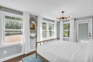 5 Schlafzimmer, Schreibtisch, Bügeleisen/Bügelbrett, Reisekinderbett