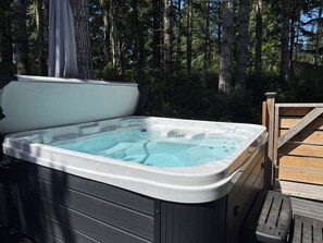 Outdoor spa tub - Modern Alderbrook pet-friendly retreat.   (Union)