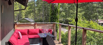 Modern Alderbrook pet-friendly retreat.