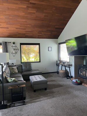 Smart-TV, Kamin, Tischtennisplatte