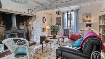 TV, fireplace, books, offices