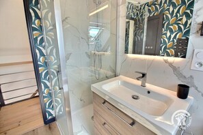 Shower, hair dryer, towels