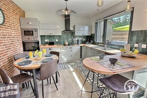 Kühlschrank, Mikrowelle, Ofen, Herdplatte