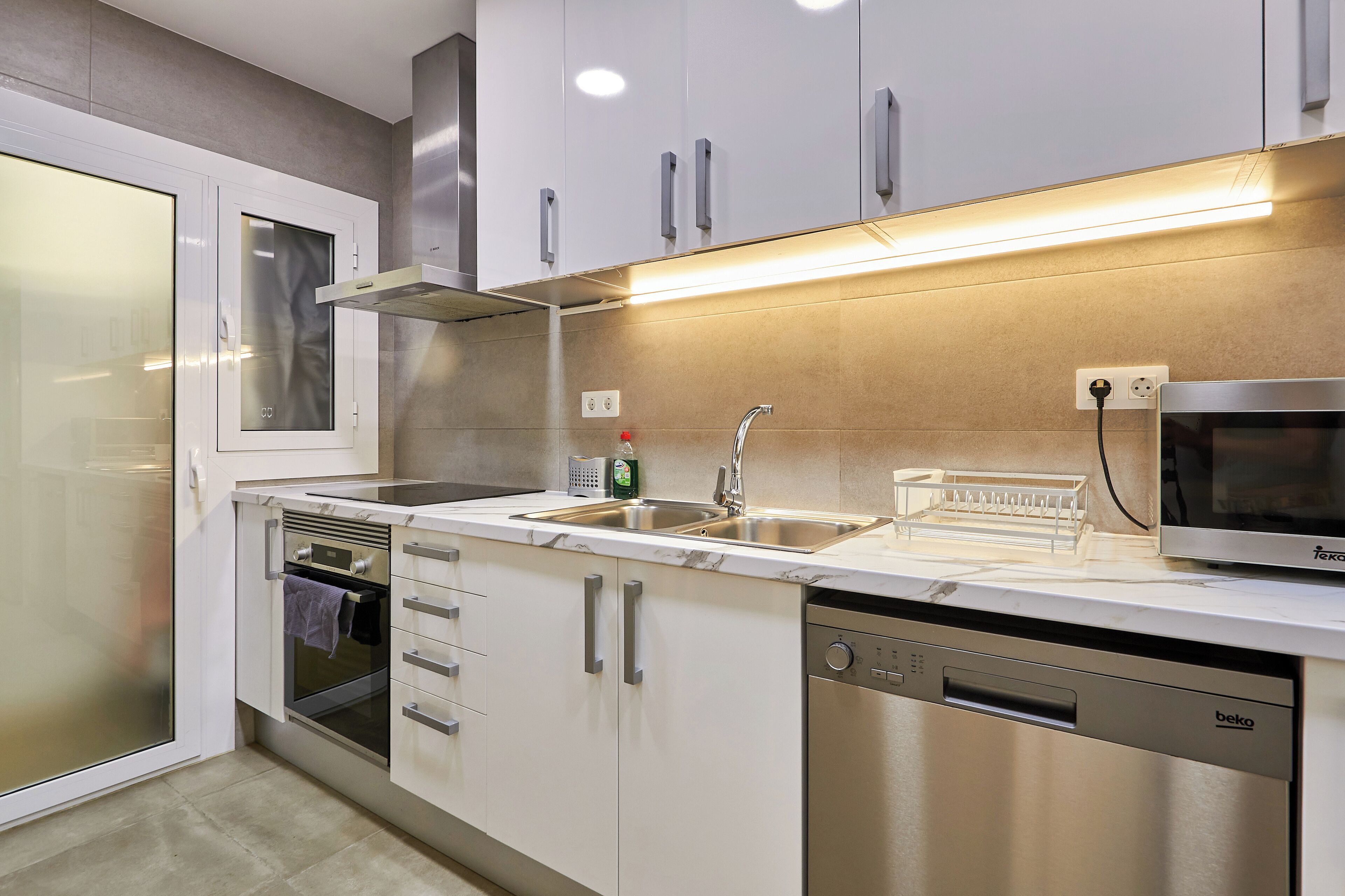 Frigorífico, microondas, horno y placa de cocina