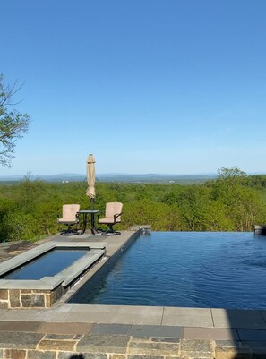 Una piscina al aire libre, una piscina climatizada