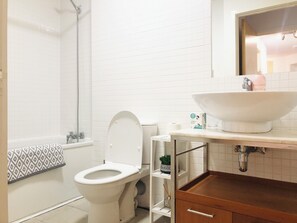 Shower, hair dryer, towels, soap - Central Spacious Flat with free parking& Superfast Wi-Fi (Edinburgh)