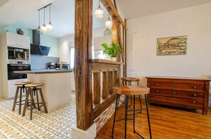 Micro-ondes, lave-vaisselle, chaise haute