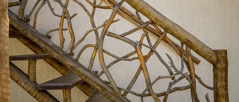 Una escalera de madera con diseño de celosía.